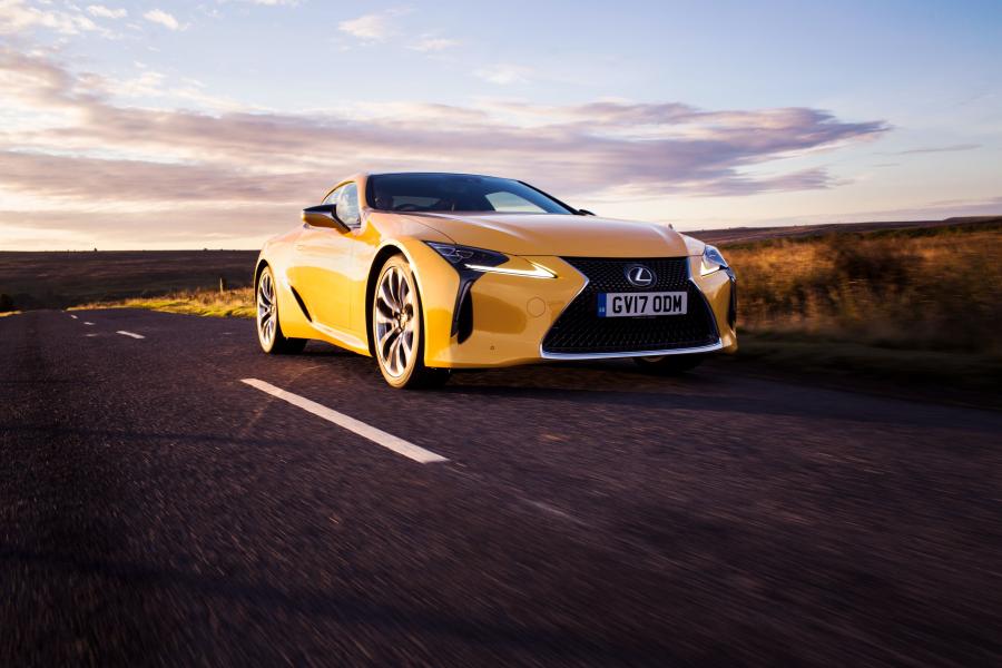  Lexus LC500 2017 года  (UK) (фото 22 из 40)